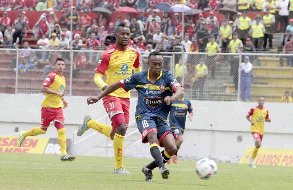 JUGADORES INTEGRAN UN EQUIPO DE FUTBOL jugadores integran un equipo de futbol: