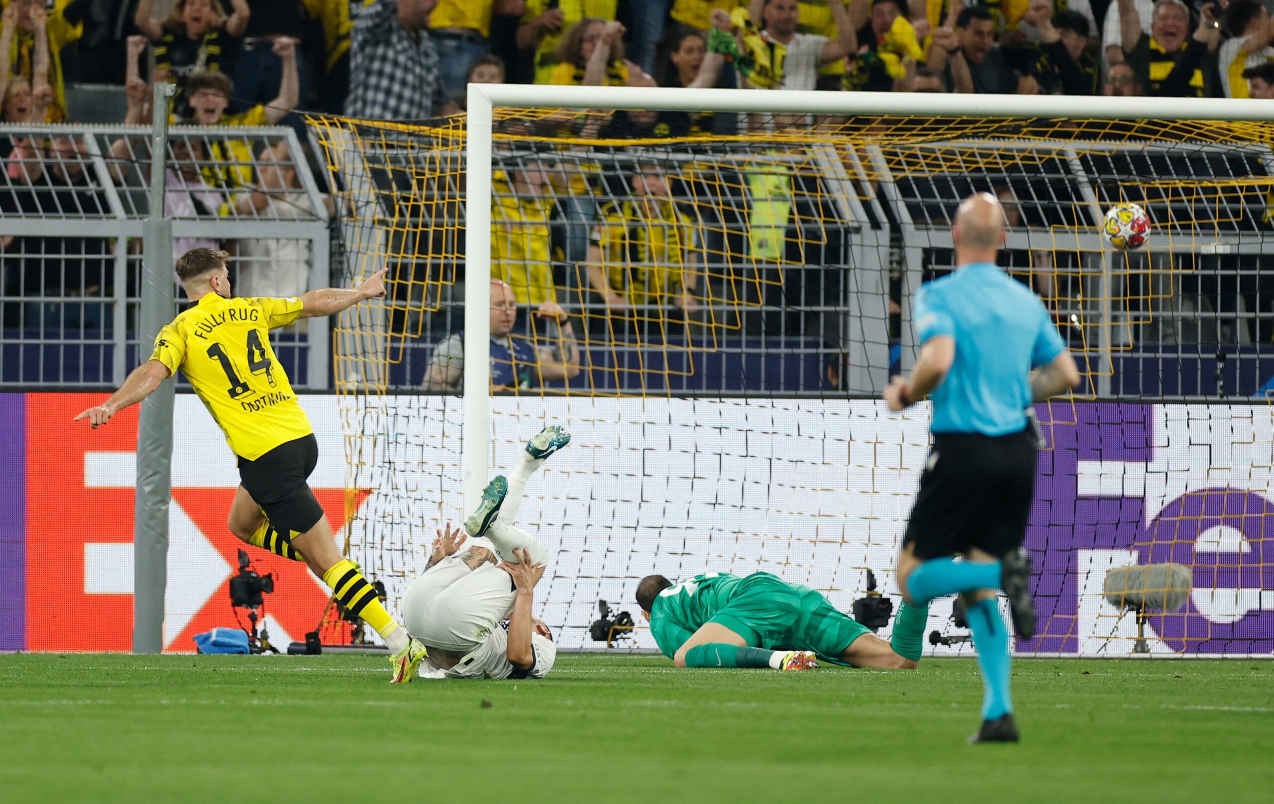 Borussia Dortmund Golpe Primero Y Viajar A Par S Con Una M Nima