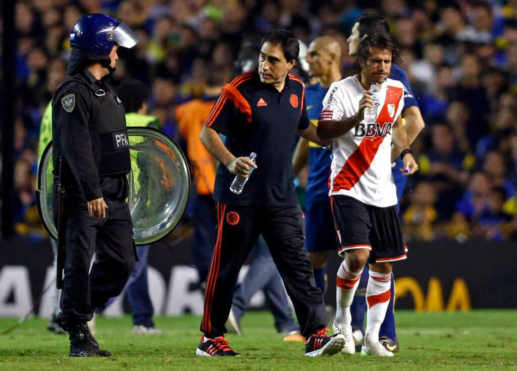 La justicia argentina procesó a hinchas de Boca Juniors por arrojar gas tóxico a jugadores de River Plate