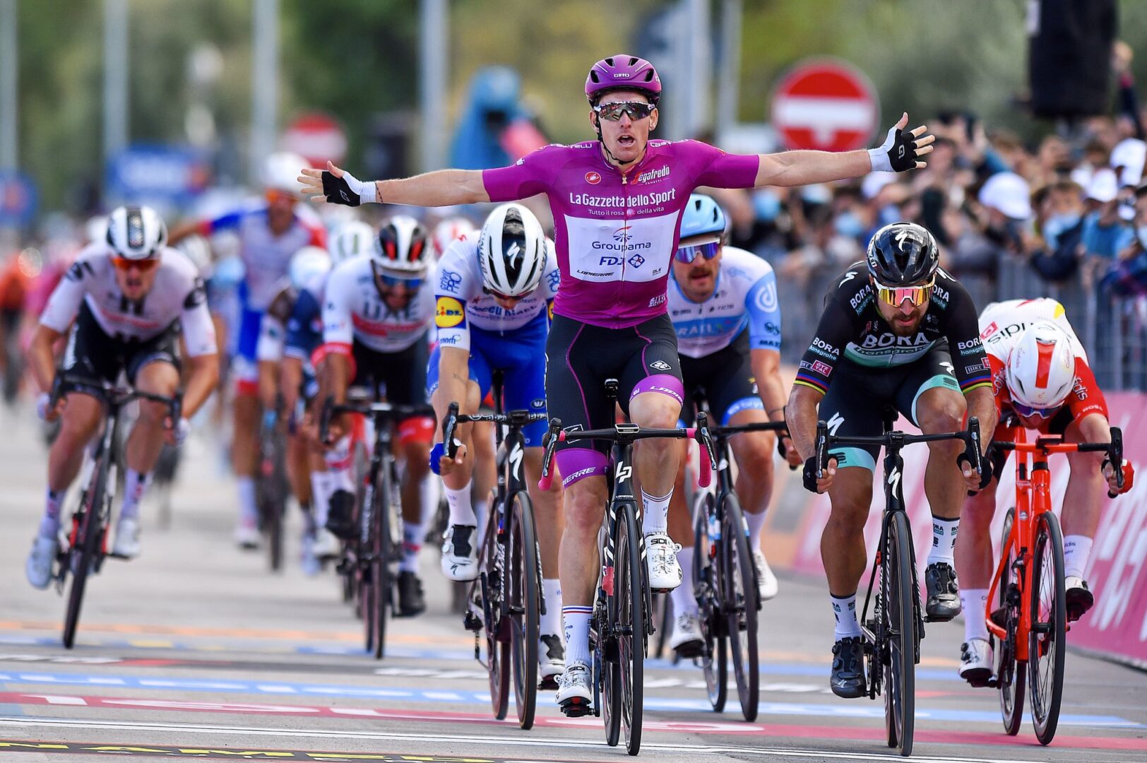 Arnaud Démare gana su cuarta etapa en el Giro de Italia