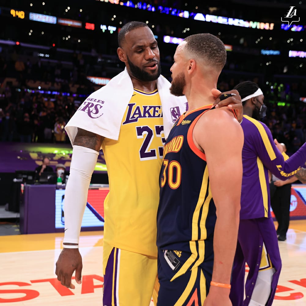 El Rey LeBron mete a los Lakers en playoffs