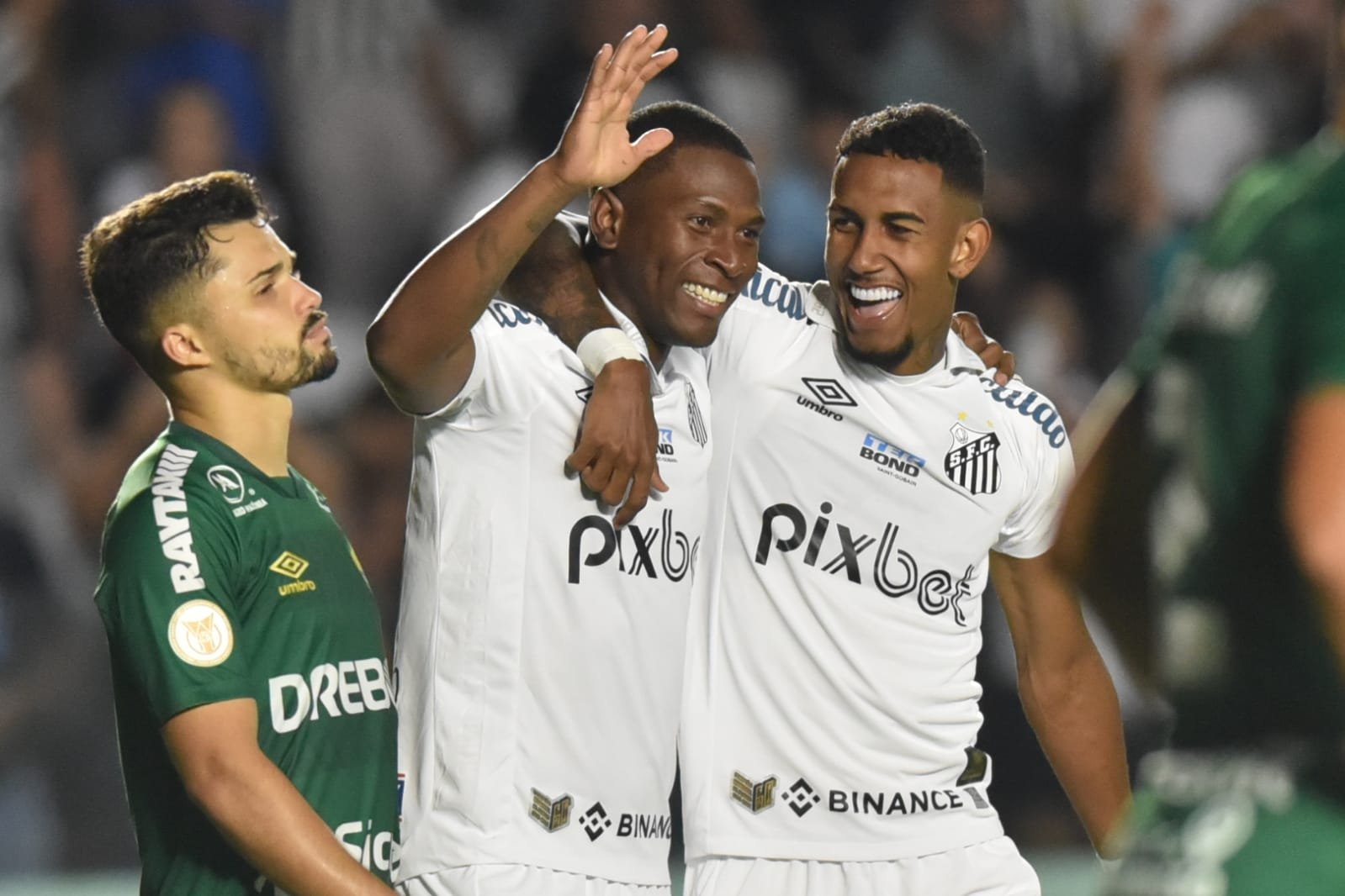 Bryan Angulo brilla en la goleada del Santos al Cuiabá