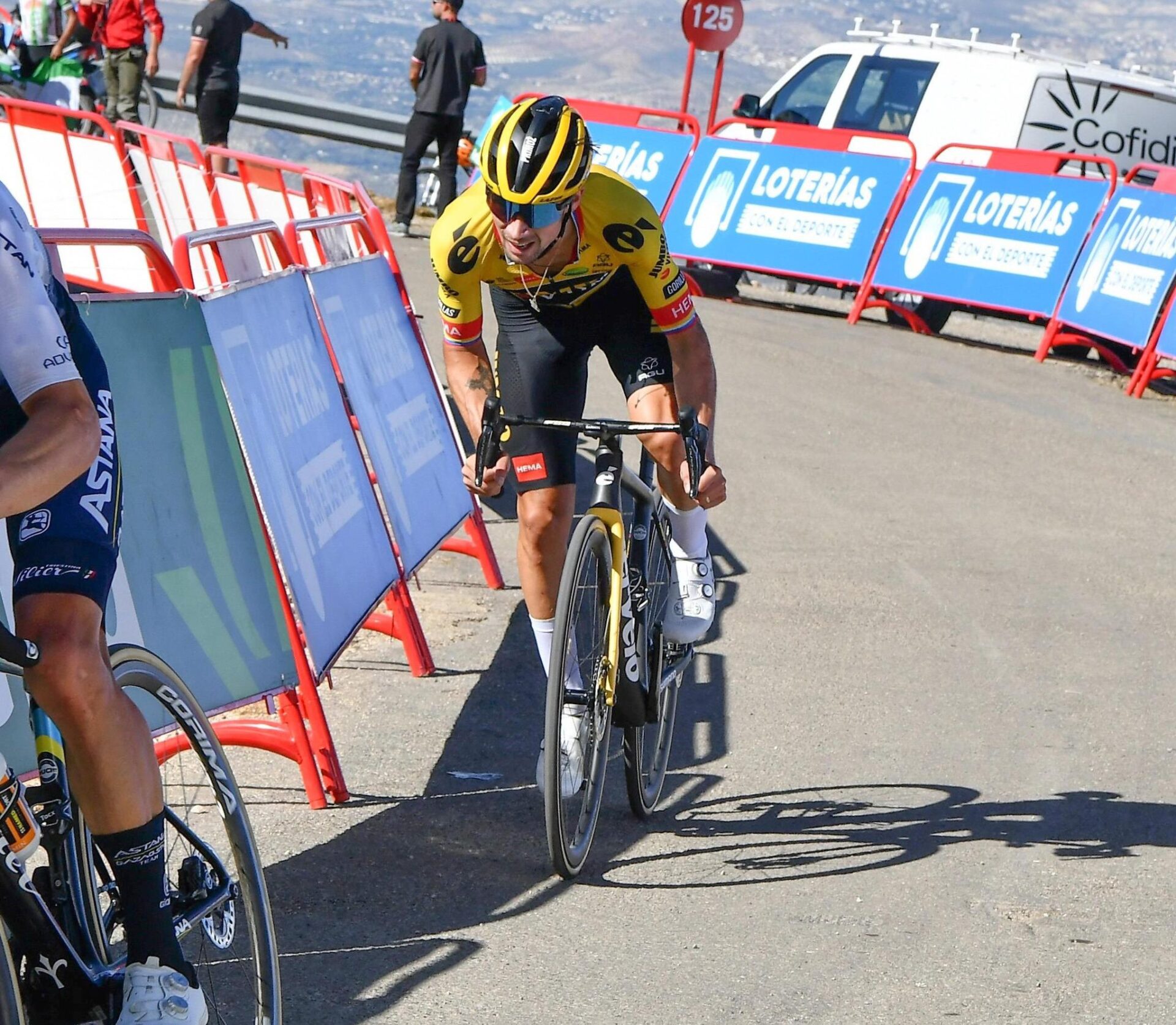 Primoz Roglic se marcha de la Vuelta a España tras su caída en la etapa 16