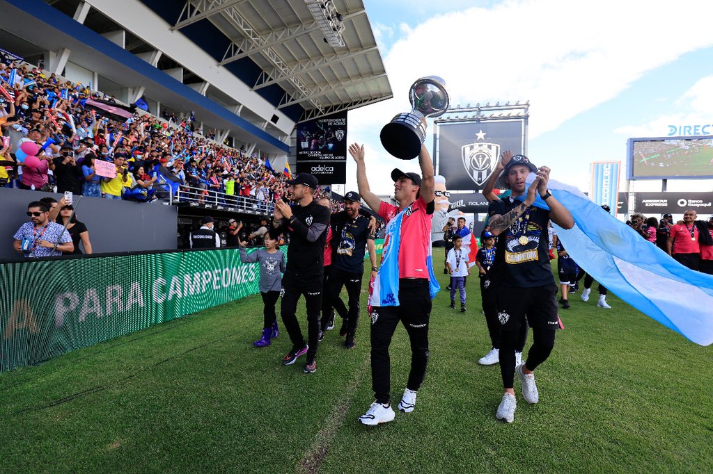 Independiente del Valle celebró la corona de Sudamericana junto a su hinchada